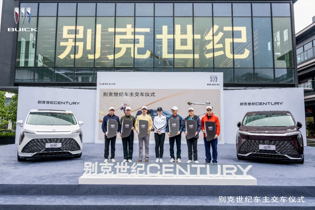 挥耀世纪 驭享新境 别克向高尔夫代言人、大满贯冠军冯珊珊交付世纪CENTURY