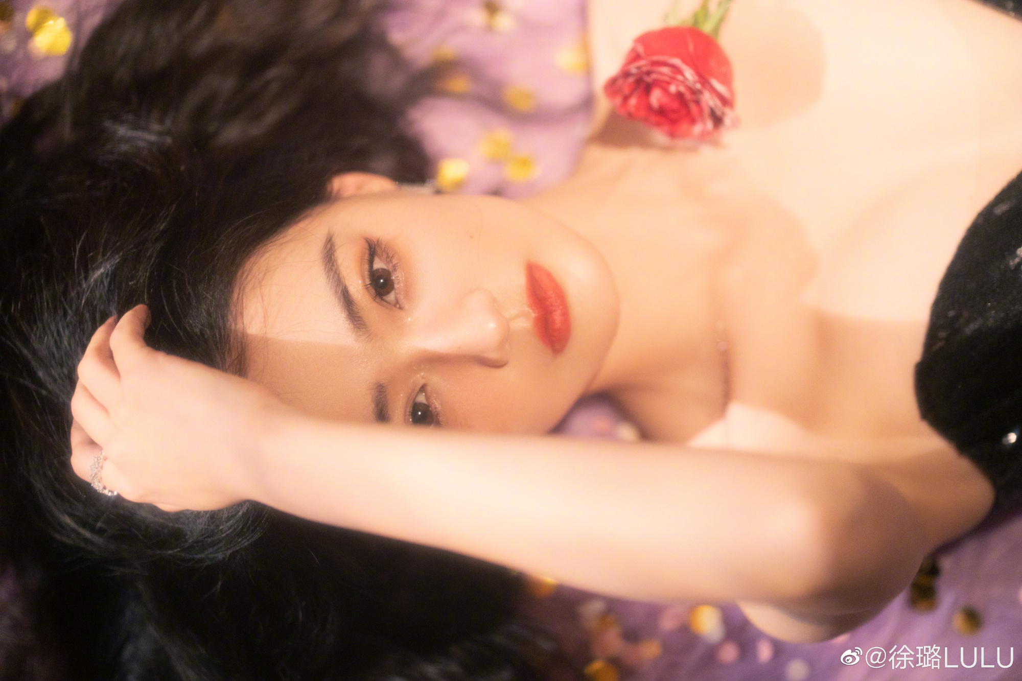 徐璐晒生日写真 穿抹胸黑裙性感妩媚 