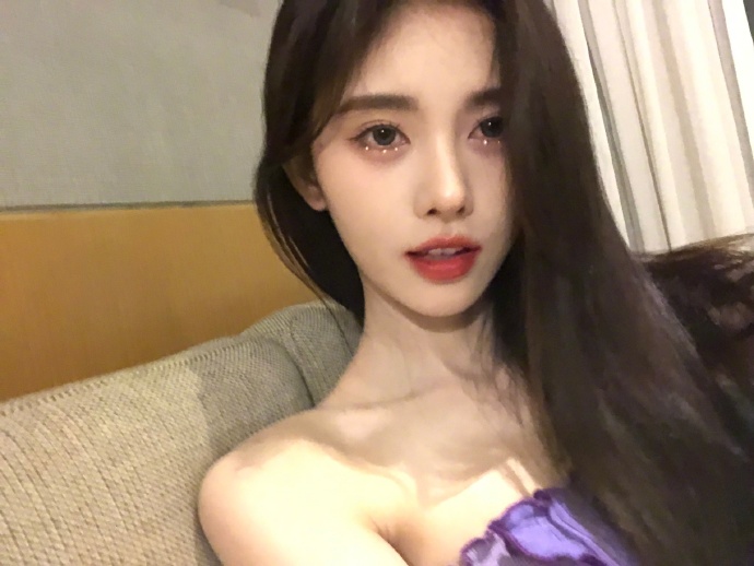 鞠婧祎晒库存美照 娇俏可爱表情超甜 