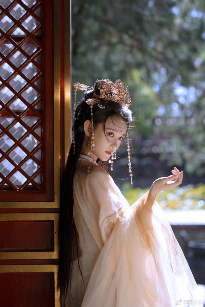 蒋依依穿古装甜美动人 身披轻纱发丝飞扬 