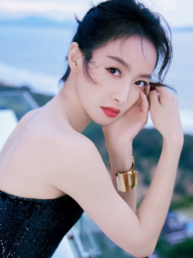 宋茜穿黑白色鱼尾裙 背靠大海宛如美人鱼 