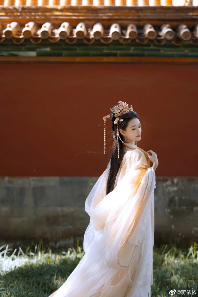 蒋依依穿古装甜美动人 身披轻纱发丝飞扬 