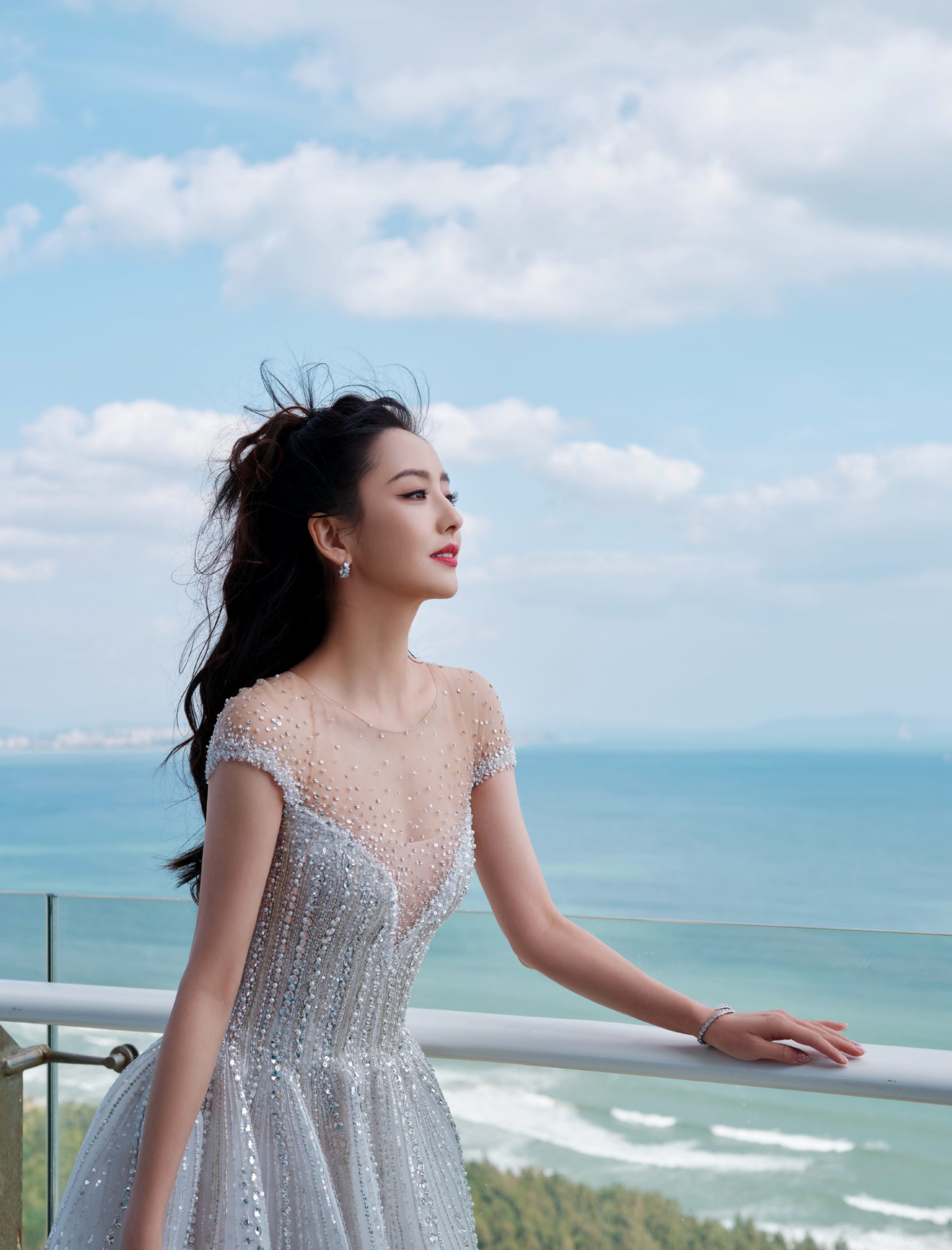 佟丽娅穿闪钻长裙显精致 海边拍大片气质佳 