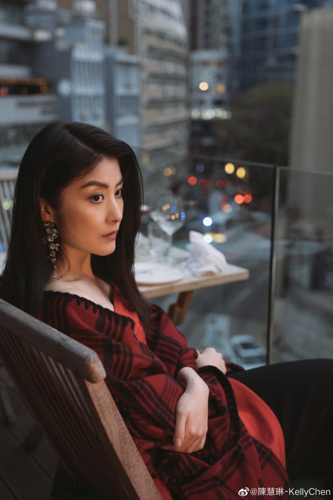 美艳动人！陈慧琳穿红色拖地长裙侧颜精致 
