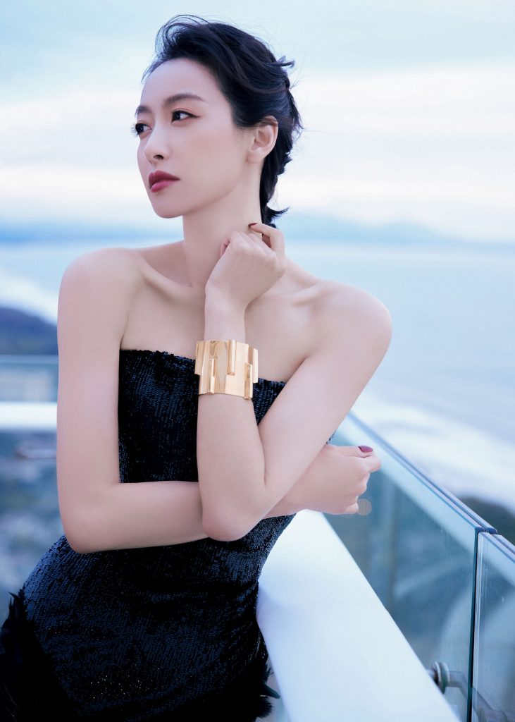 宋茜穿黑白色鱼尾裙 背靠大海宛如美人鱼 