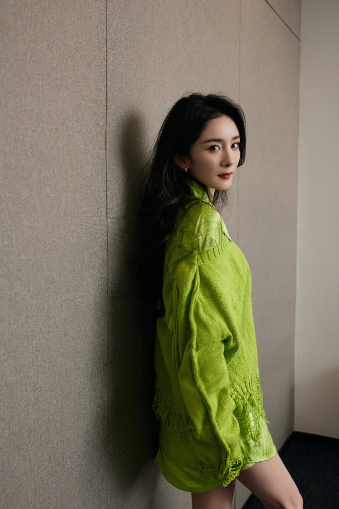 杨幂鲜绿色穿搭点亮寒冬 身材纤细秀大长腿 