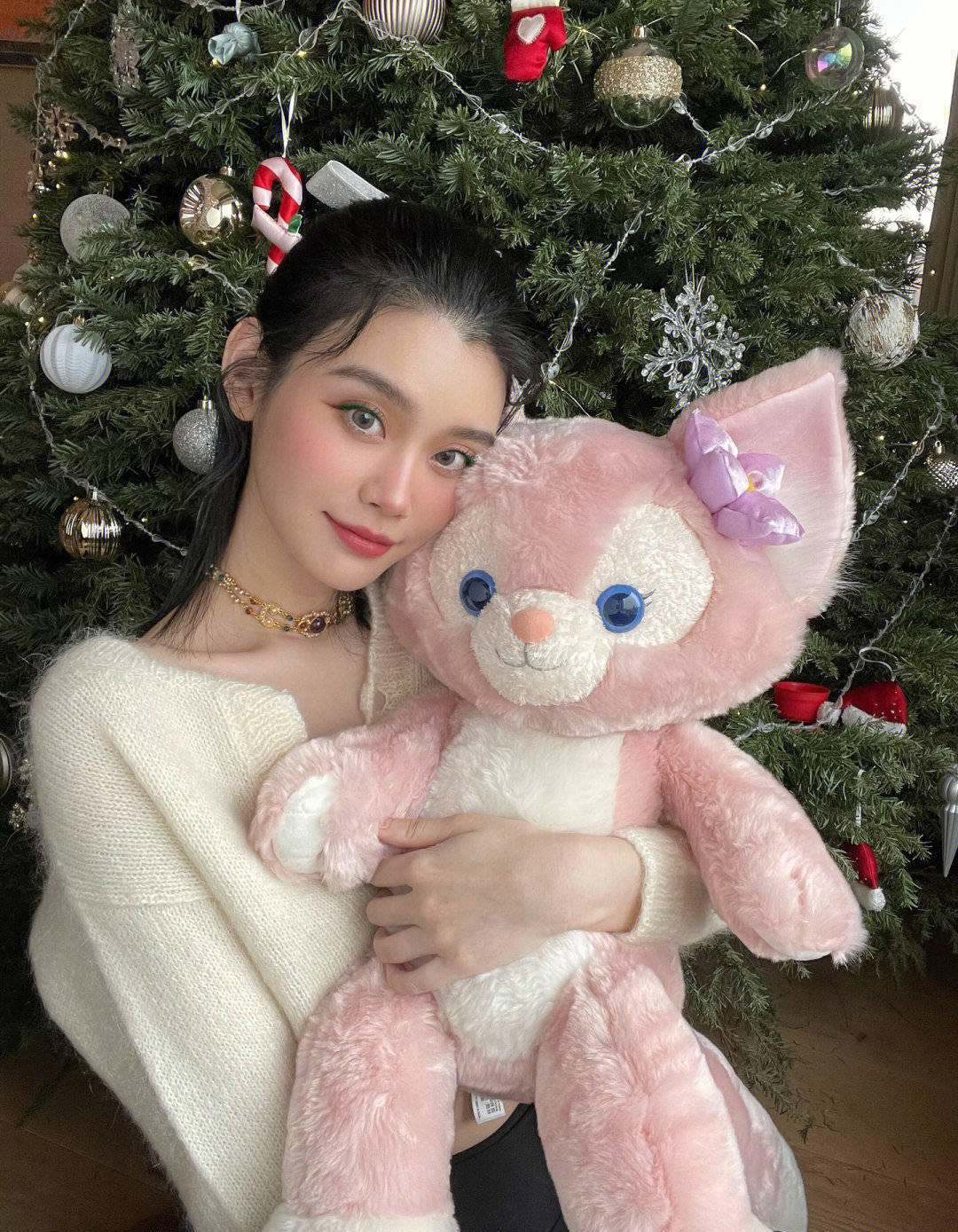 奚梦瑶抱可爱玩偶合影 妆容精致笑容甜 
