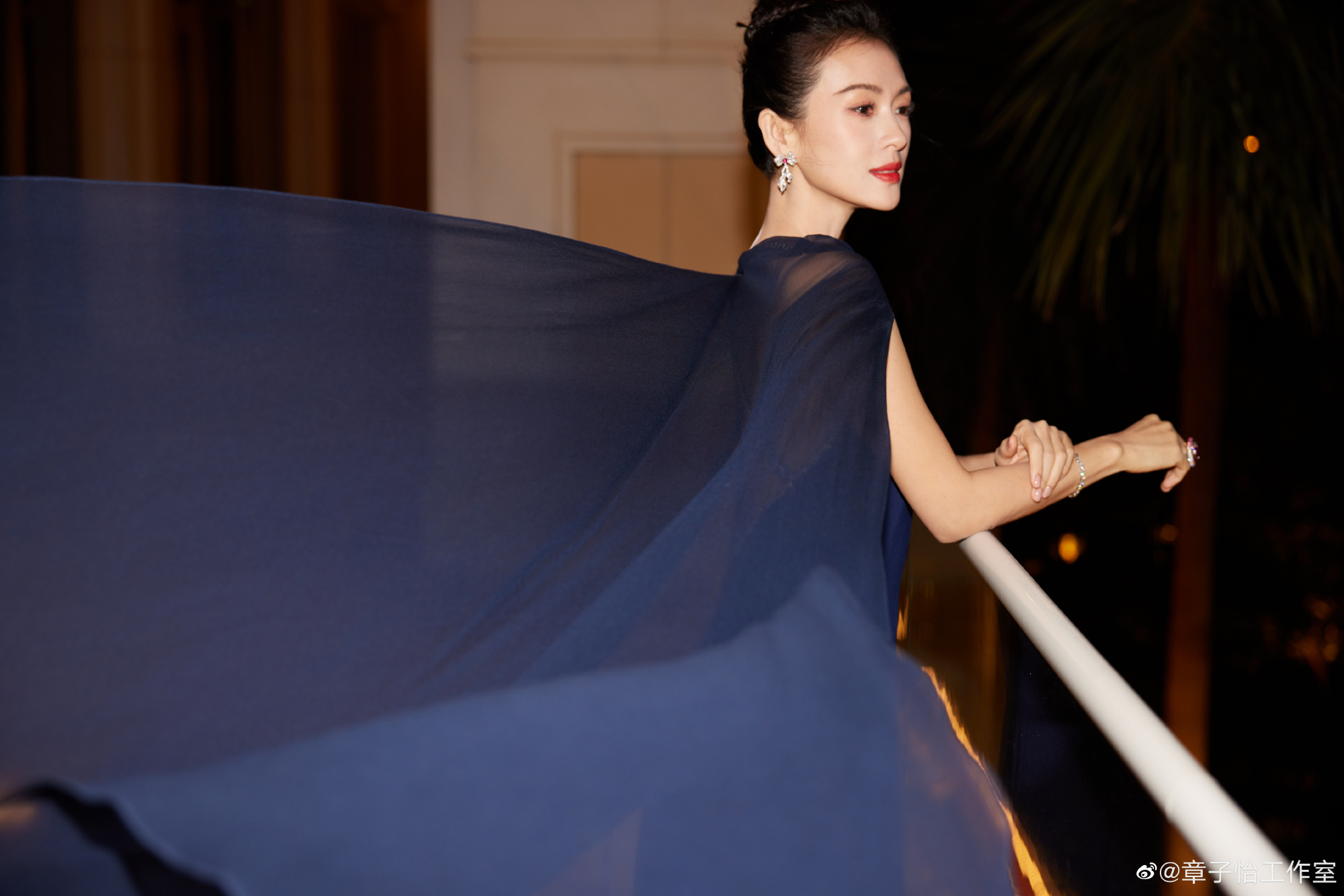 章子怡穿开衩裙大秀美腿 镜头前霸气十足 