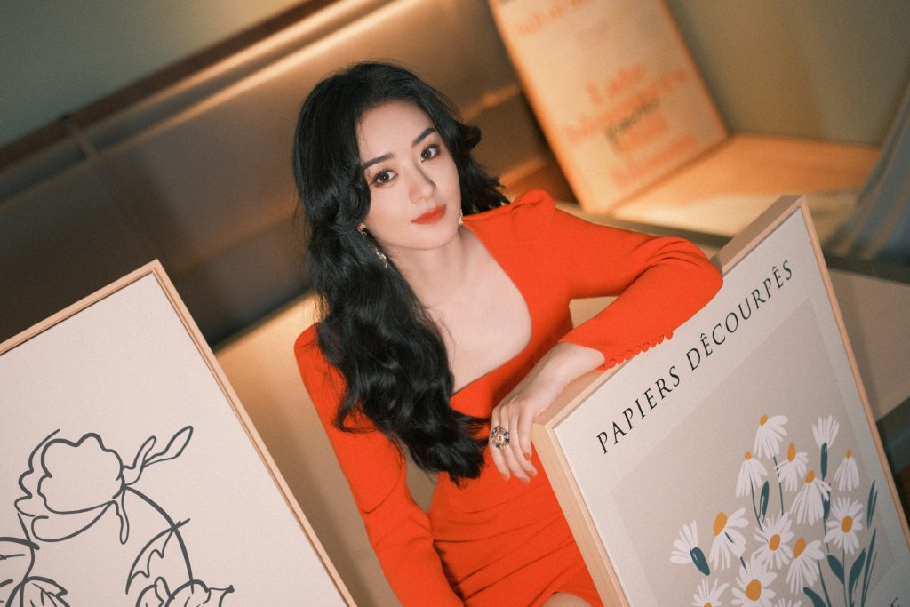赵丽颖穿修身红裙复古美艳 秀发微卷韵味足 