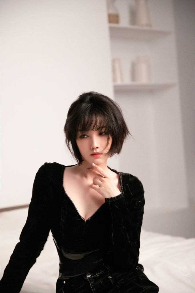 陈小纭气质短发写真曝光 身材曲线尽显优越 