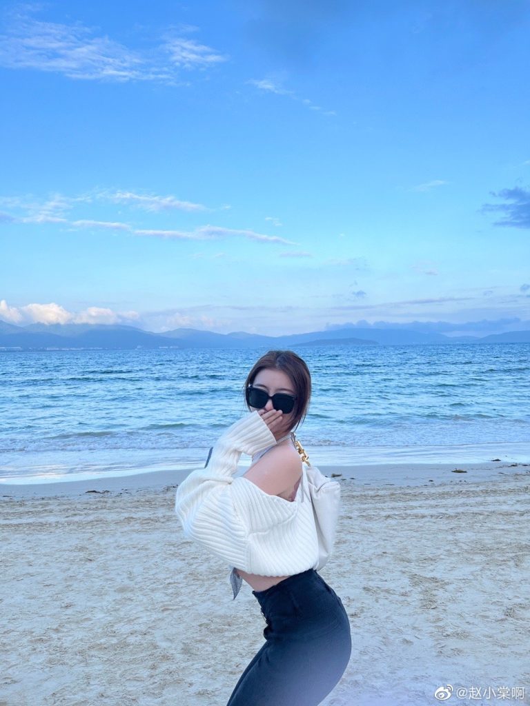 <strong>赵小棠海边度假晒美照 穿吊带上衣大秀身材</strong>