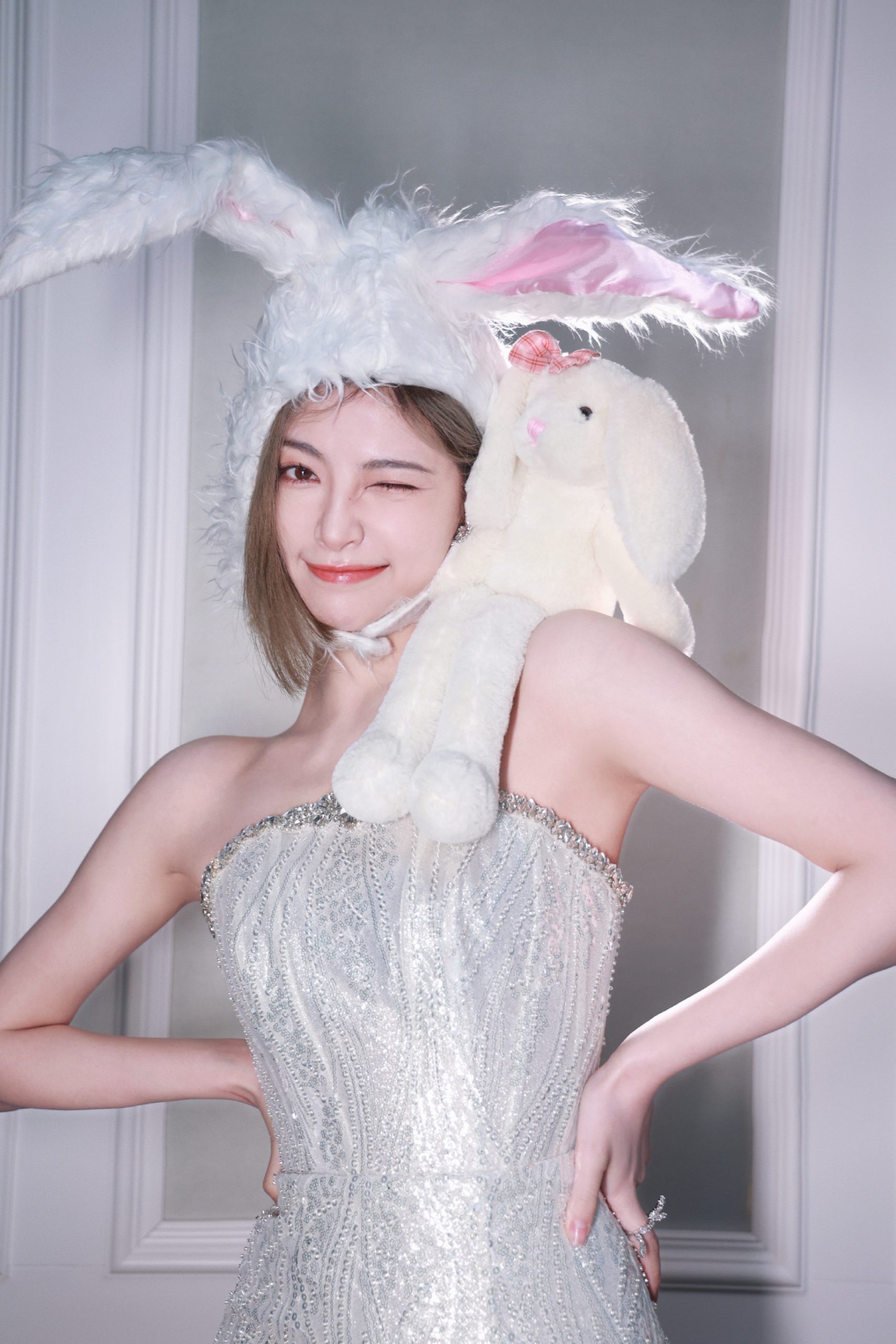<strong>许佳琪扮萌兔秀雪肤香肩 表情灵动俏皮</strong>