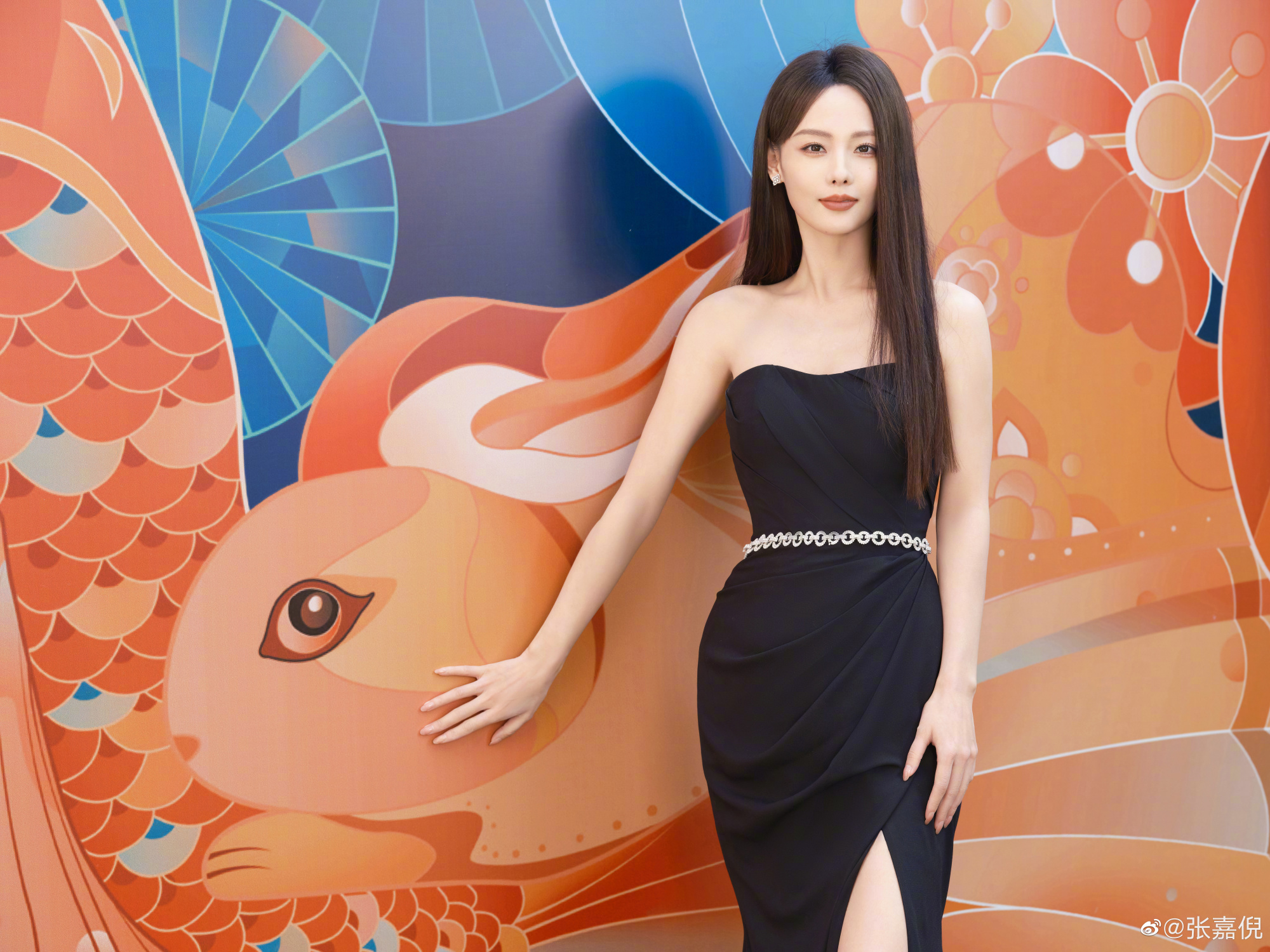 张嘉倪长直发造型超女神 小黑裙显曲线身材 