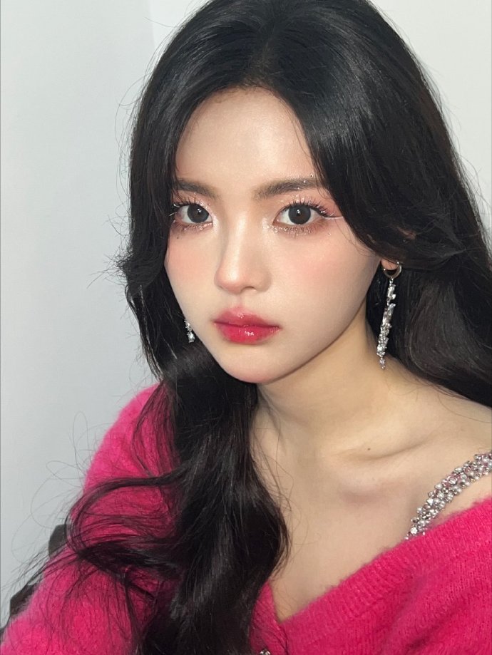 杨超越晒美照秀香肩 兔系碎钻妆又甜又撩 