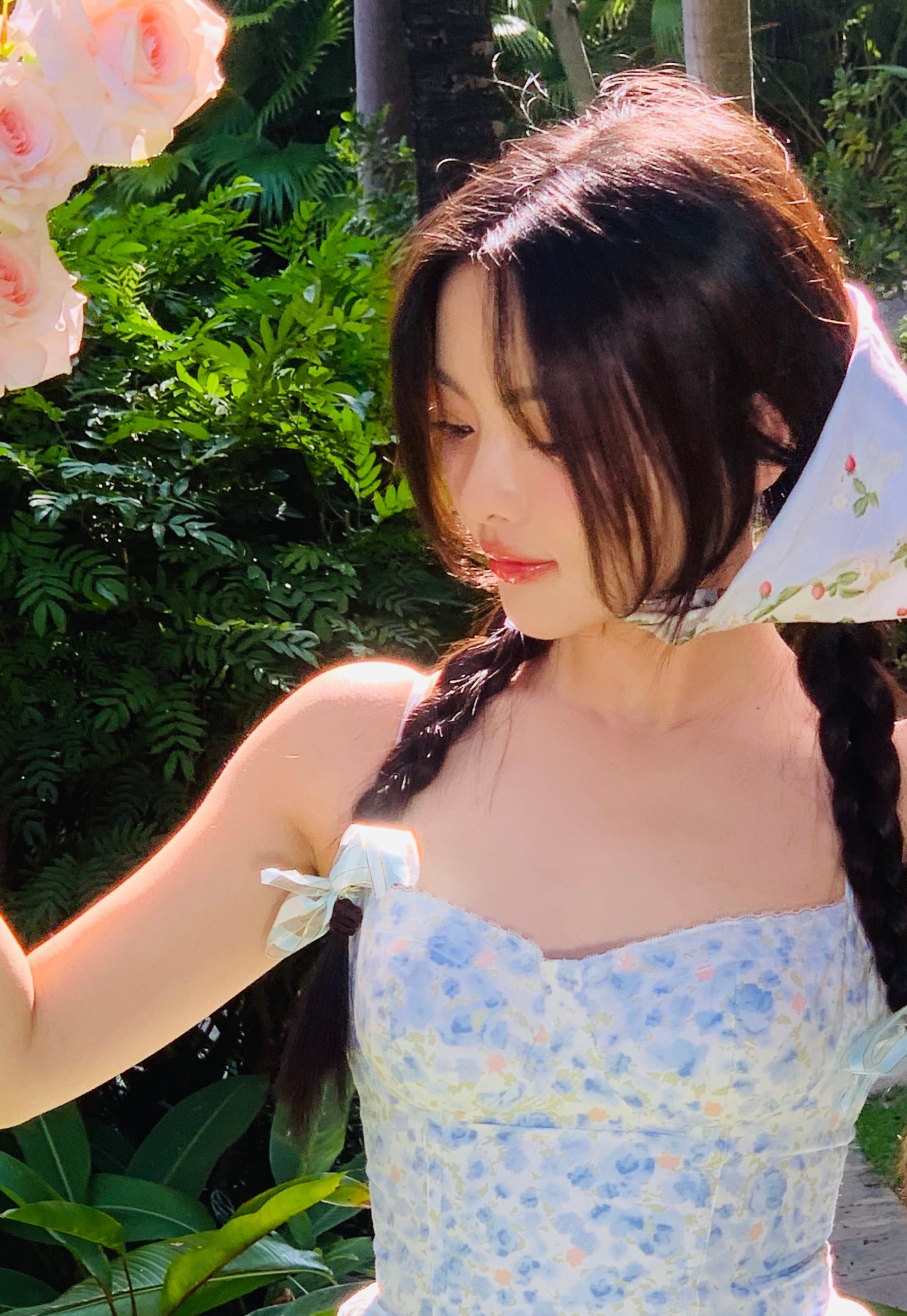 <strong>杨超越穿蓝色碎花裙沐浴阳光 似精灵少女</strong>