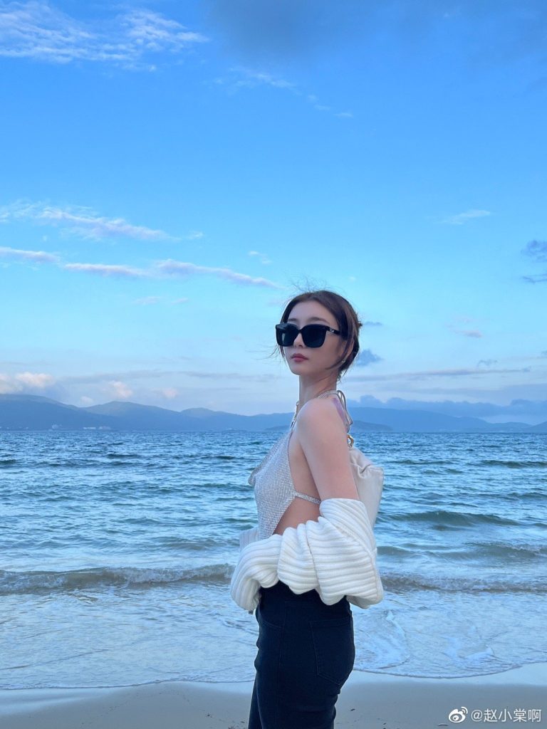 <strong>赵小棠海边度假晒美照 穿吊带上衣大秀身材</strong>