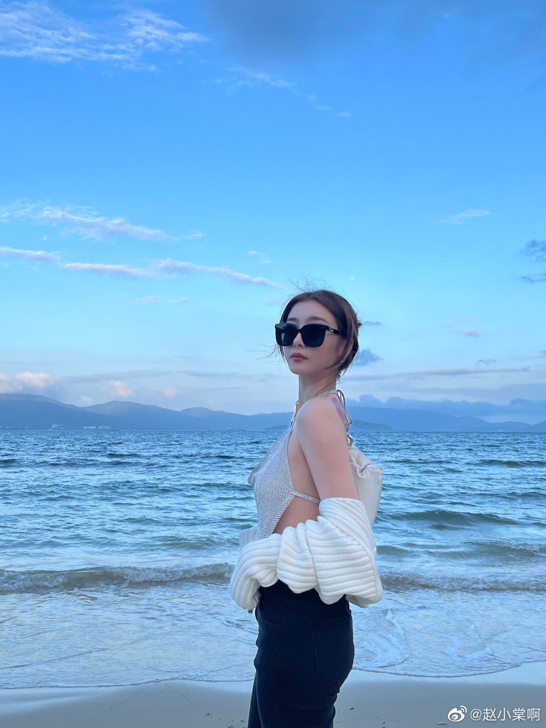 <strong>赵小棠海边度假晒美照 穿吊带上衣大秀身材</strong>