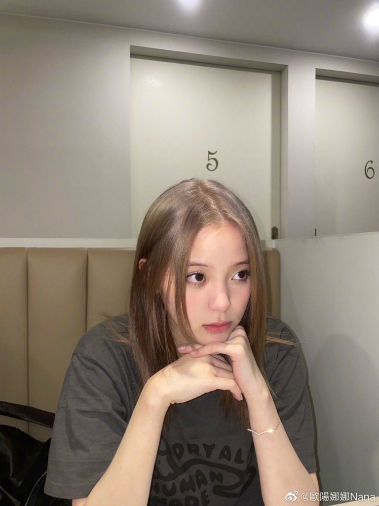 <strong>欧阳娜娜晒金发生活照 个性酷女孩飒美十足</strong>