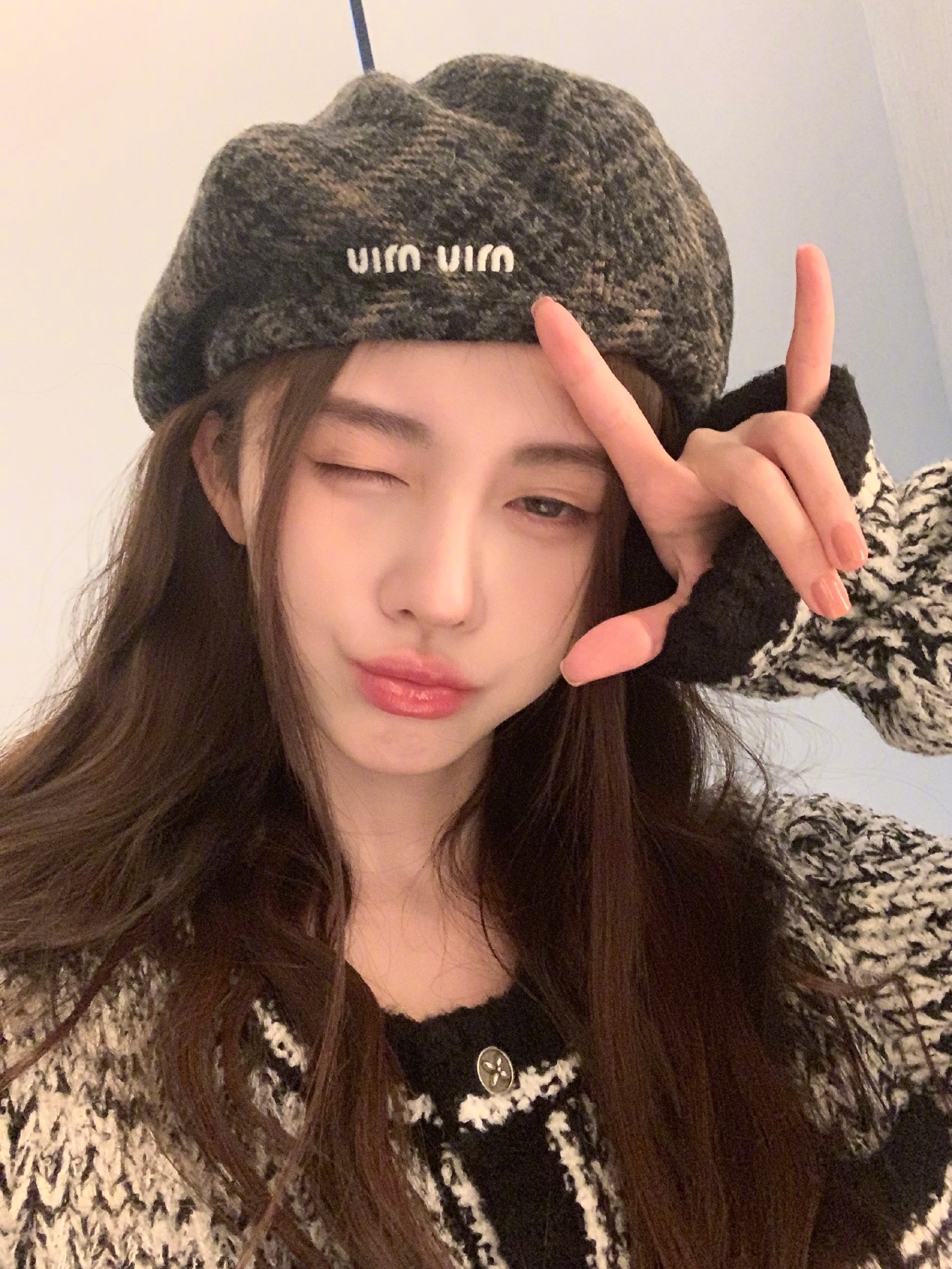 鞠婧祎晒自拍比耶超可爱 戴贝雷帽元气十足 