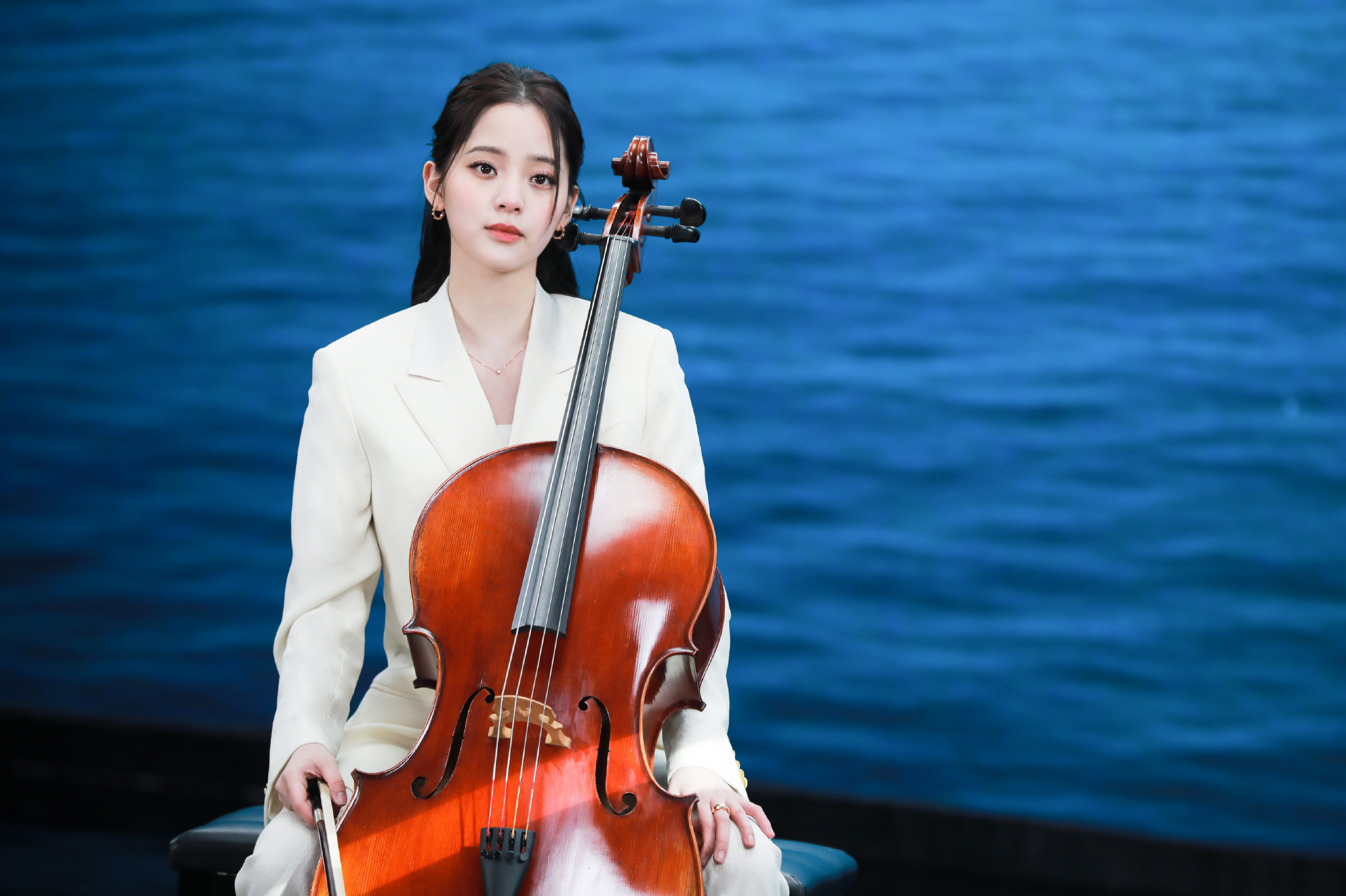 <strong>欧阳娜娜穿白衣拉响提琴 音乐少女气质优雅</strong>