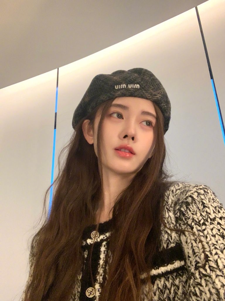 鞠婧祎晒自拍比耶超可爱 戴贝雷帽元气十足 