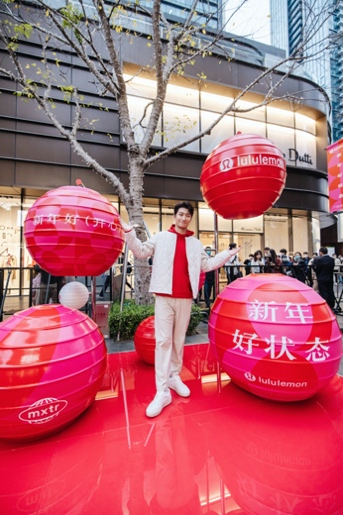 新年好状态，lululemon新春灯笼装置点亮深圳万象天地 