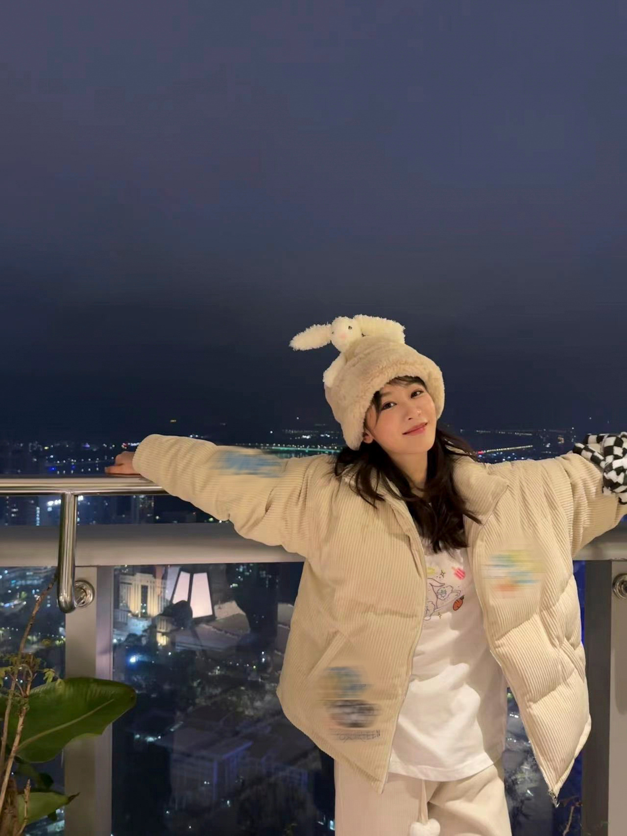<strong>杨紫戴毛绒帽拍美照 笑容甜美超可爱</strong>
