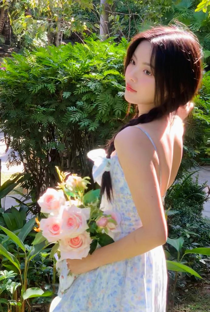 <strong>杨超越穿蓝色碎花裙沐浴阳光 似精灵少女</strong>