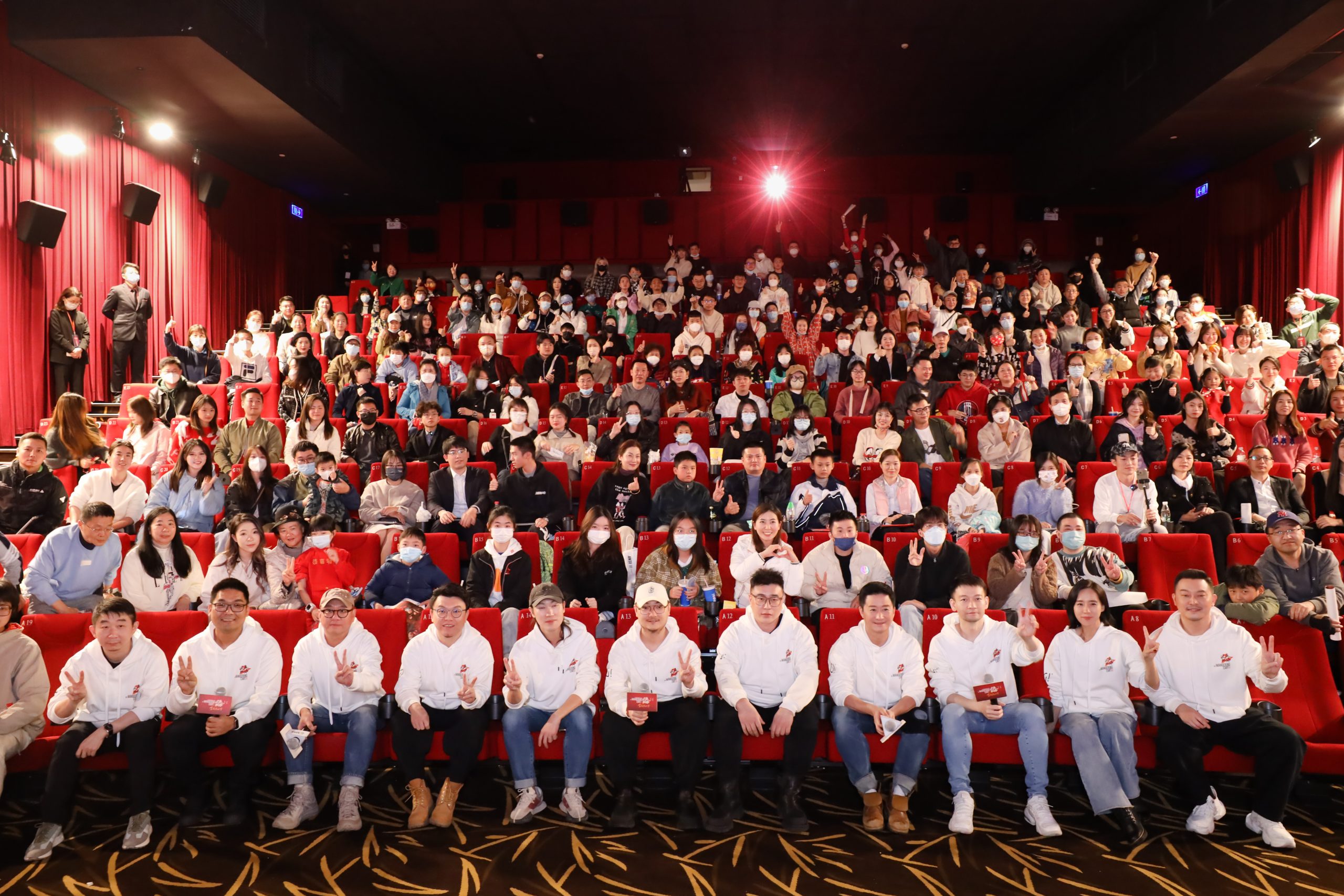 <strong><em>电影《流浪地球2》全国路演开启深圳站 真实道具现场亮相引发观众欢呼</em></strong>