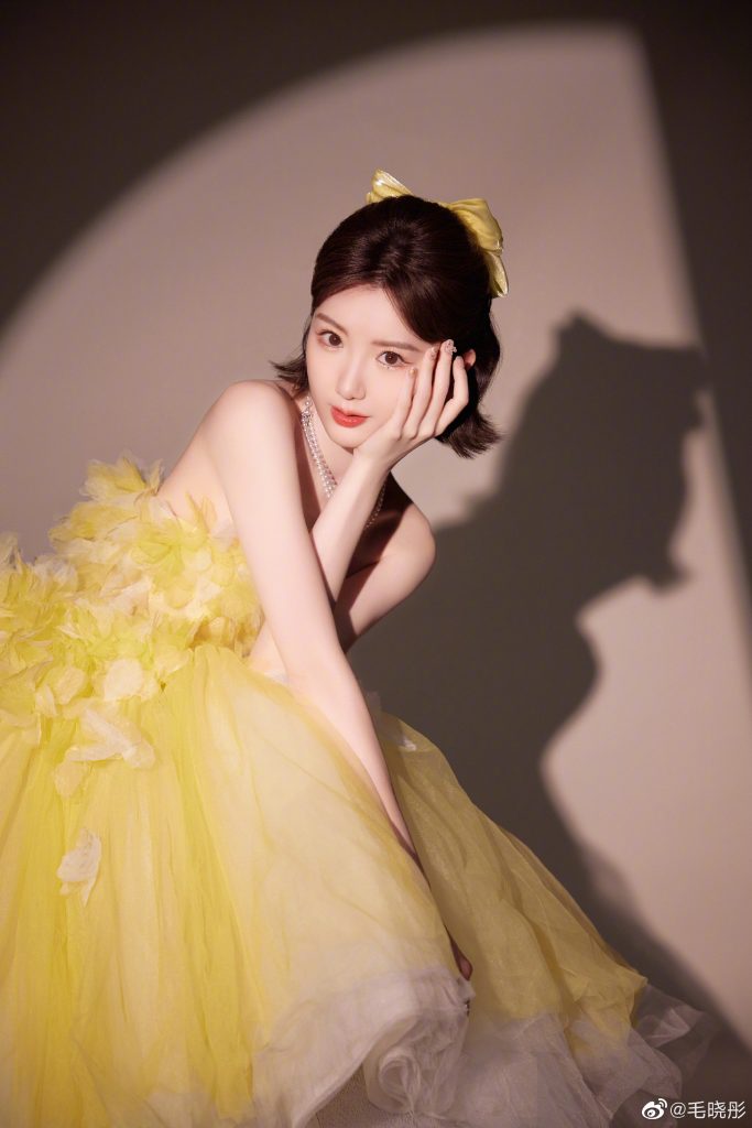 <strong>毛晓彤穿黄色公主裙 手持气球少女感爆棚</strong>