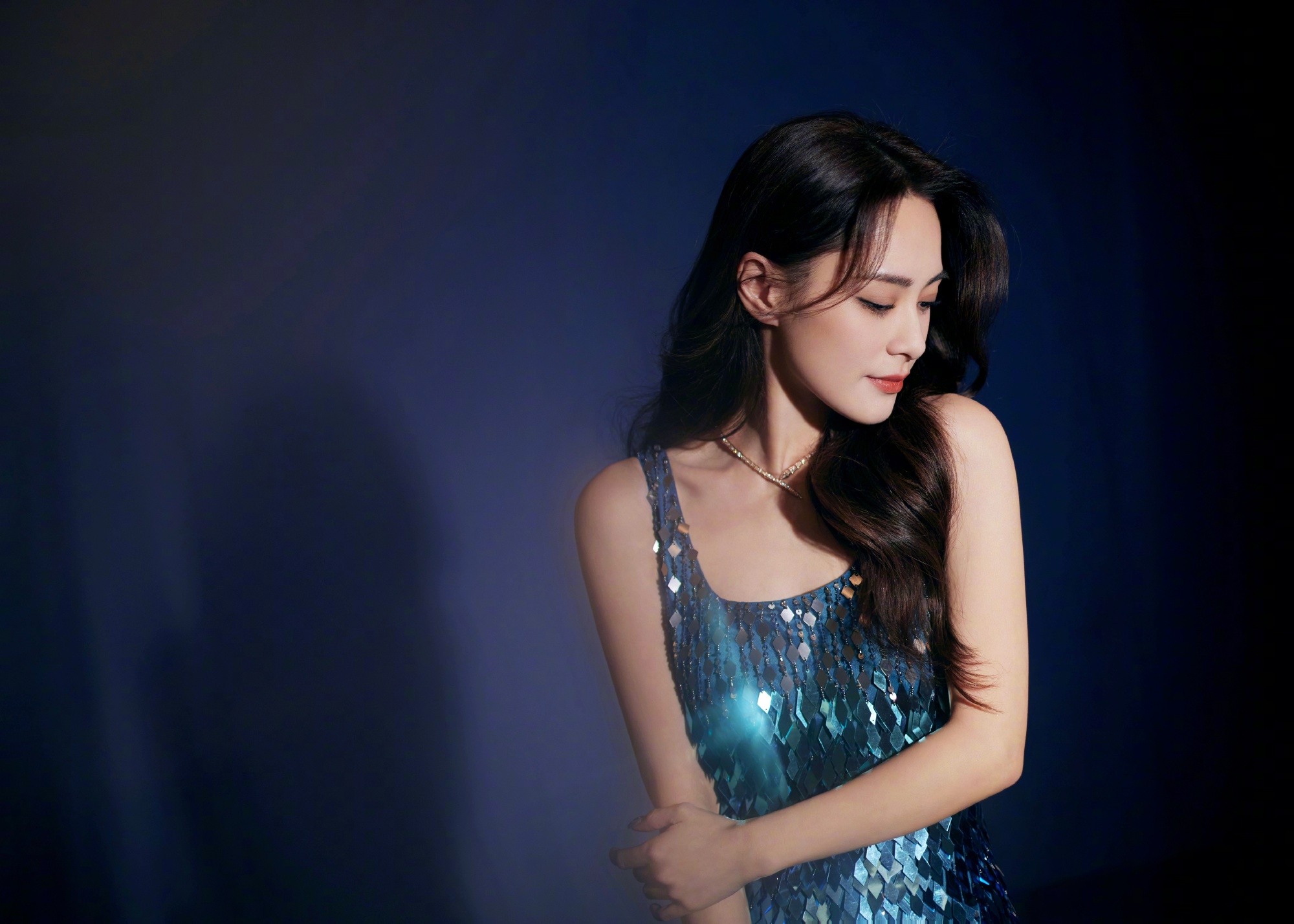 <strong>钟欣潼穿蓝色亮片裙披卷发 美似人鱼公主</strong>