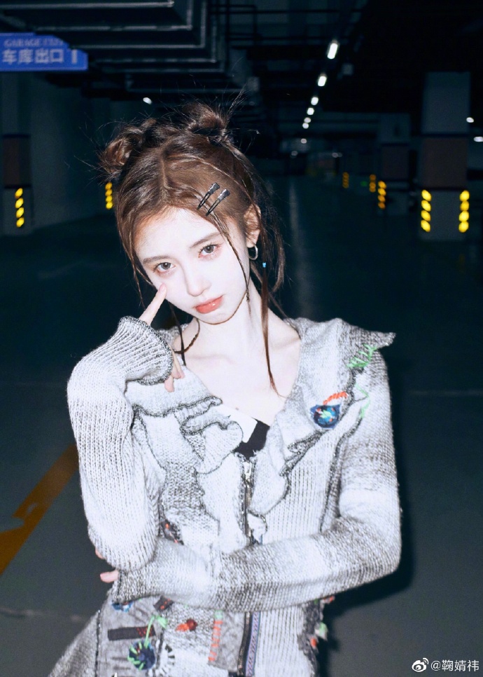 <strong>鞠婧祎穿短裤秀长腿 扎脏辫丸子头甜酷俏皮</strong>