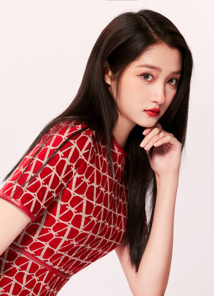 关晓彤在社交平台上晒出与妈妈的新春合影,母女俩身穿红色衣服同框