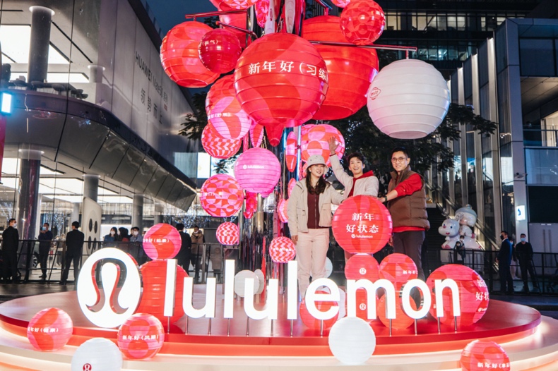 新年好状态，lululemon新春灯笼装置点亮深圳万象天地 
