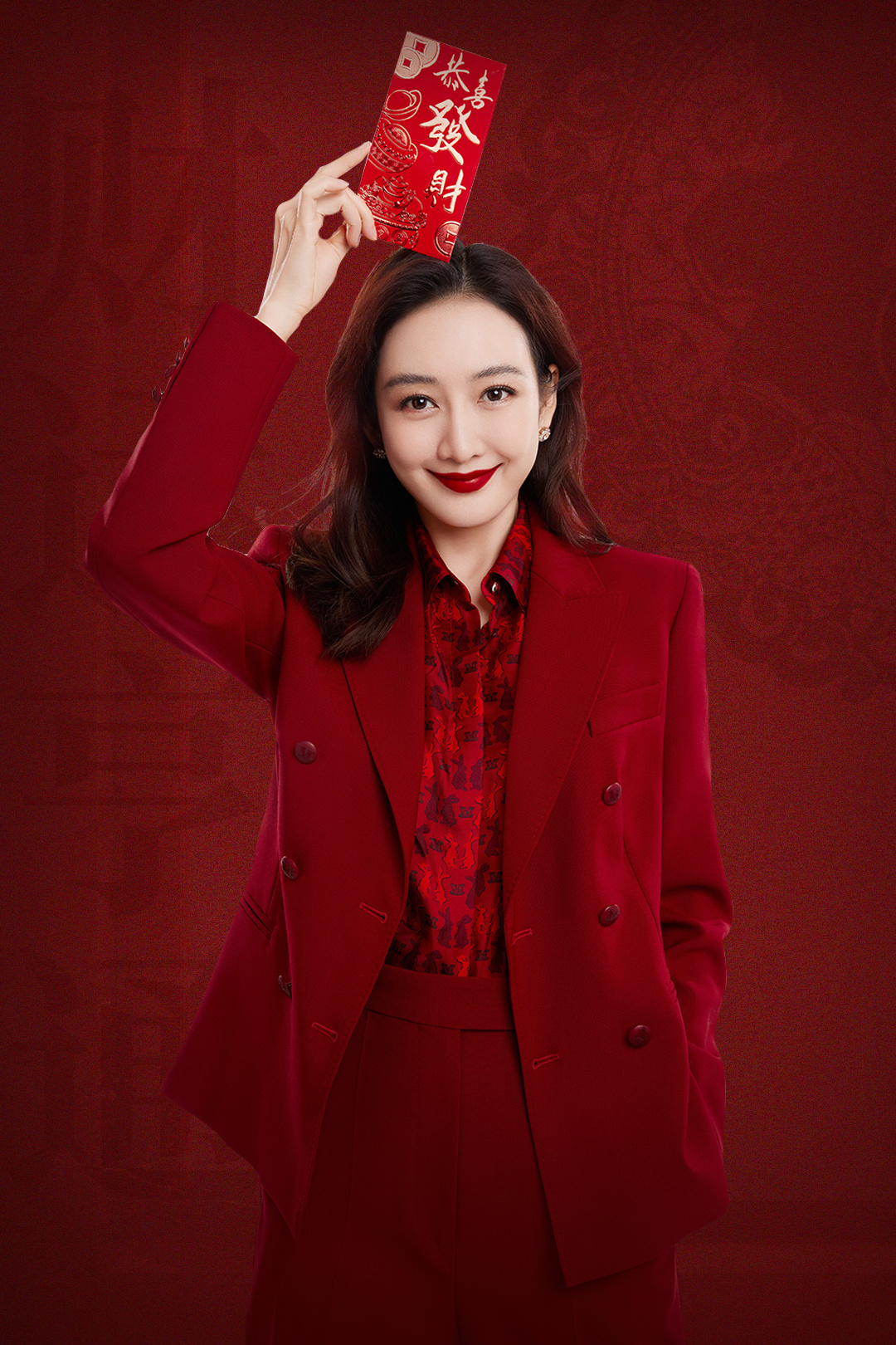 <strong>王鸥大年初五迎财神 穿红色西装笑持红包</strong>