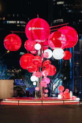新年好状态，lululemon新春灯笼装置点亮深圳万象天地 