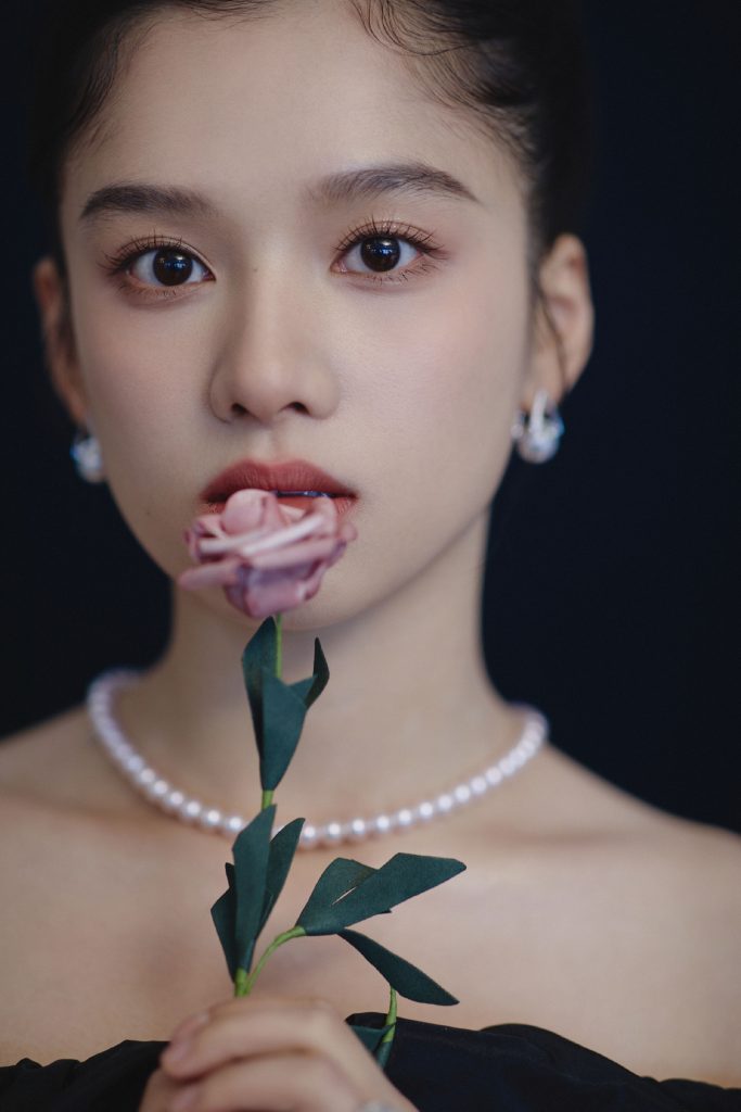 <strong>张婧仪穿抹胸裙露香肩 戴珍珠项链似公主</strong>