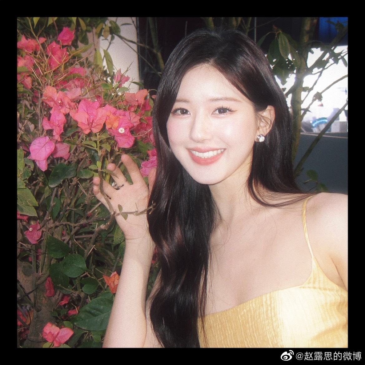 <strong>赵露思与花合影怼脸拍 面色红润状态大好</strong>