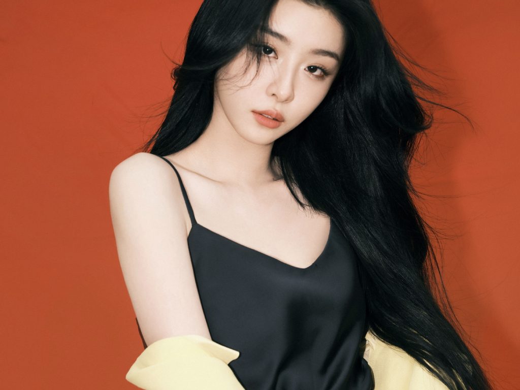 赵小棠新年美照曝光 穿黑色吊带精致迷人 
