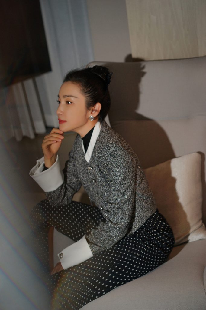 李冰冰穿小香风外套显干练 坐姿随性酷飒 
