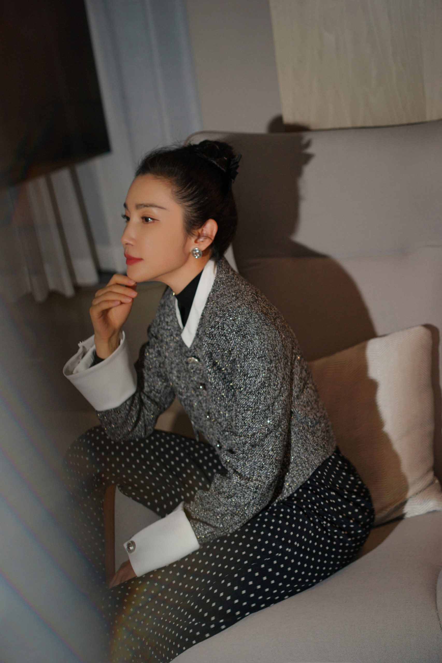 李冰冰穿小香风外套显干练 坐姿随性酷飒 