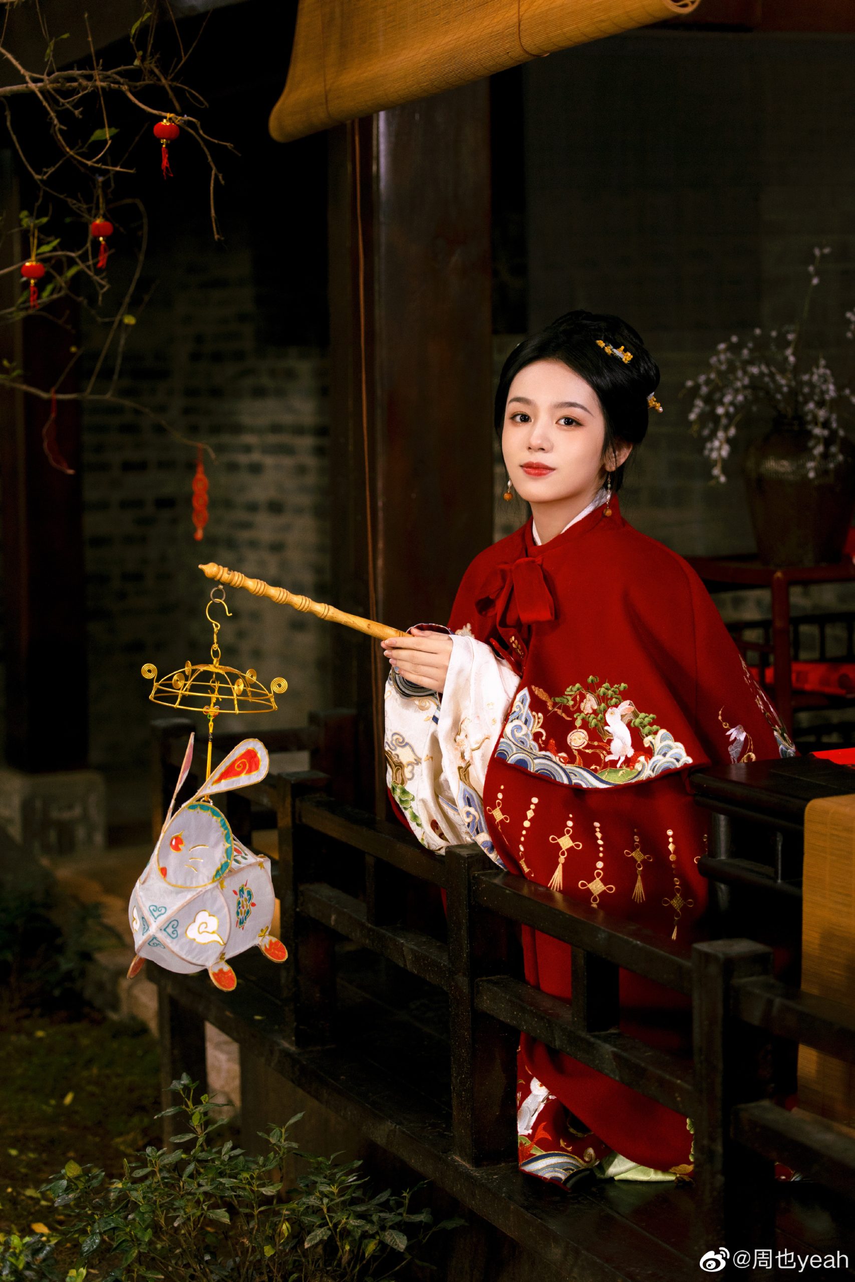 <strong>周也穿红色古装明媚如画 撑油纸伞回眸灿笑</strong>