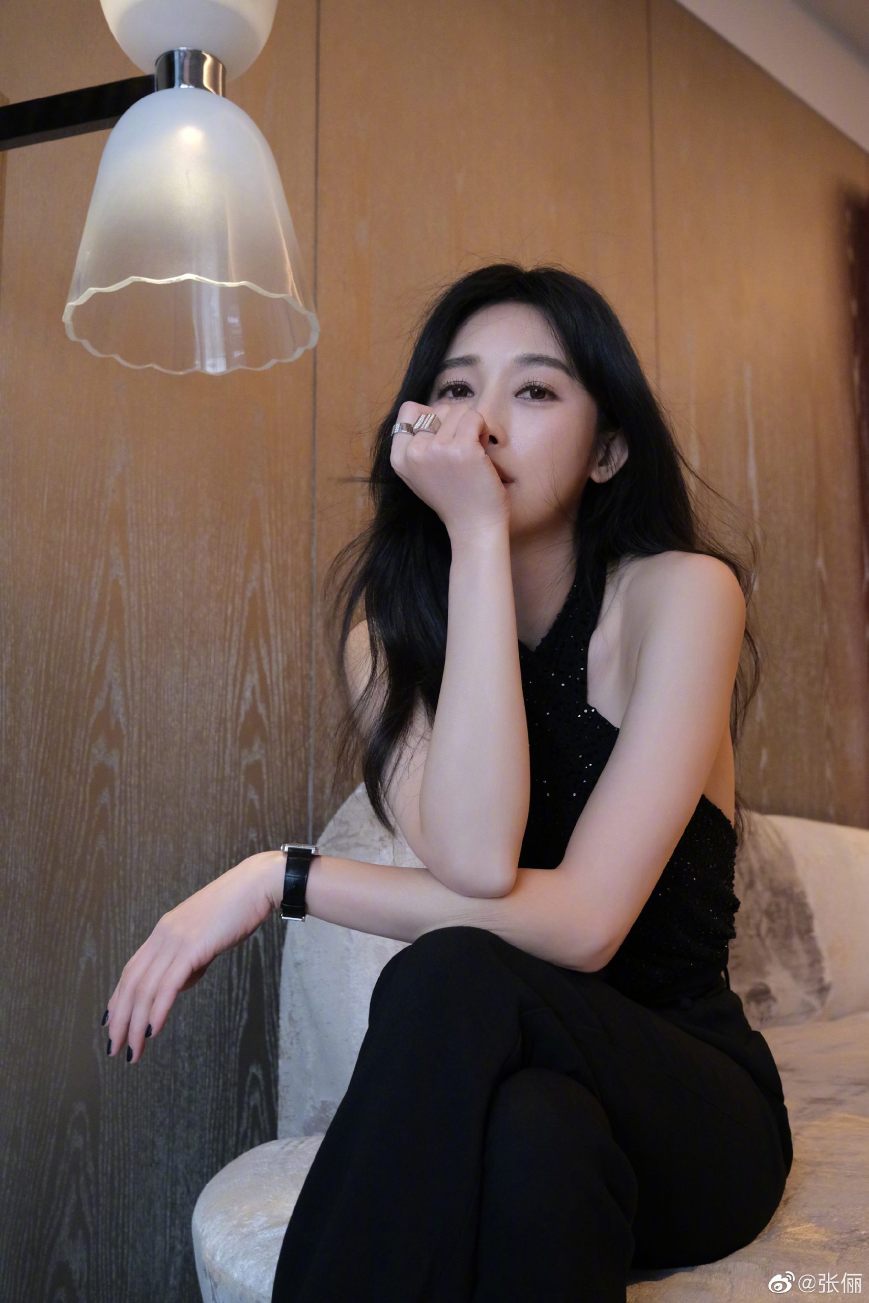张俪穿挂脖黑装配西裤 酷飒有型不失妩媚 