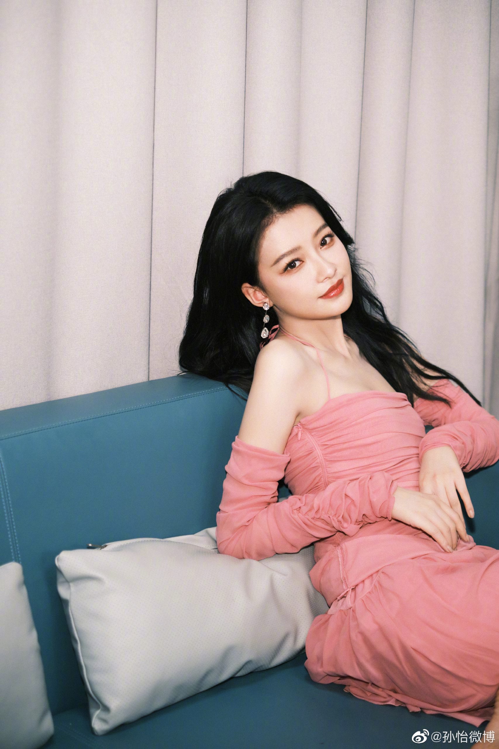 <strong>孙怡穿裹身粉裙变性感辣妹 单手比耶笑容甜</strong>