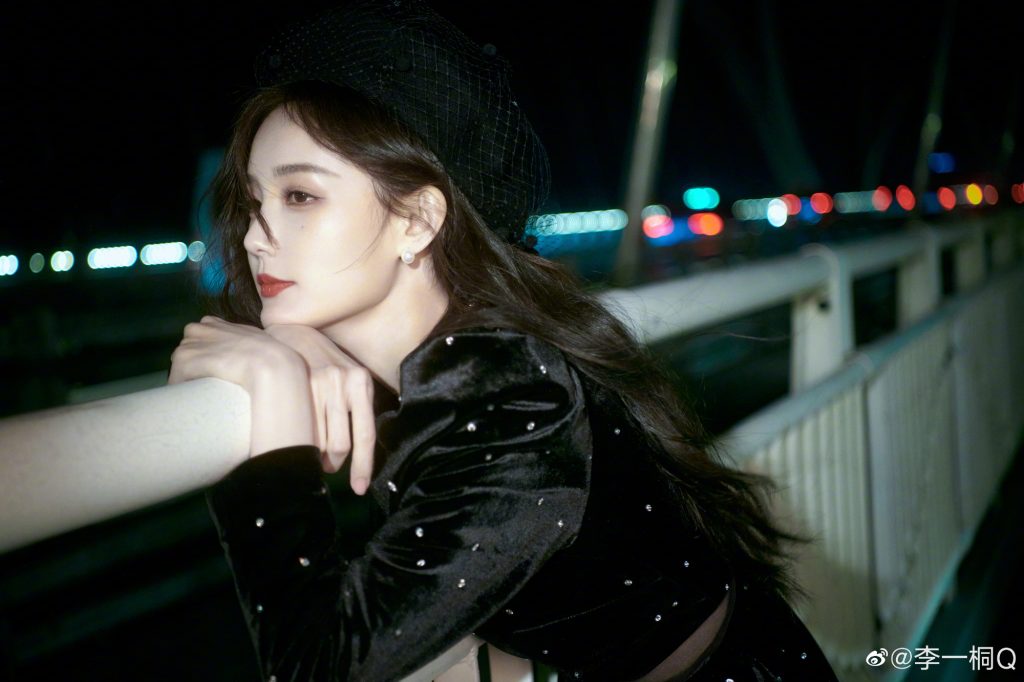 <strong>李一桐晒海边美照 穿丝绒短裙皮肤白皙</strong>