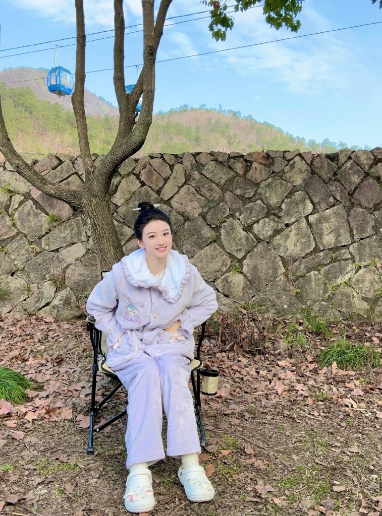 <strong>景甜穿星黛露毛绒套装卖萌 扎丸子头比心</strong>