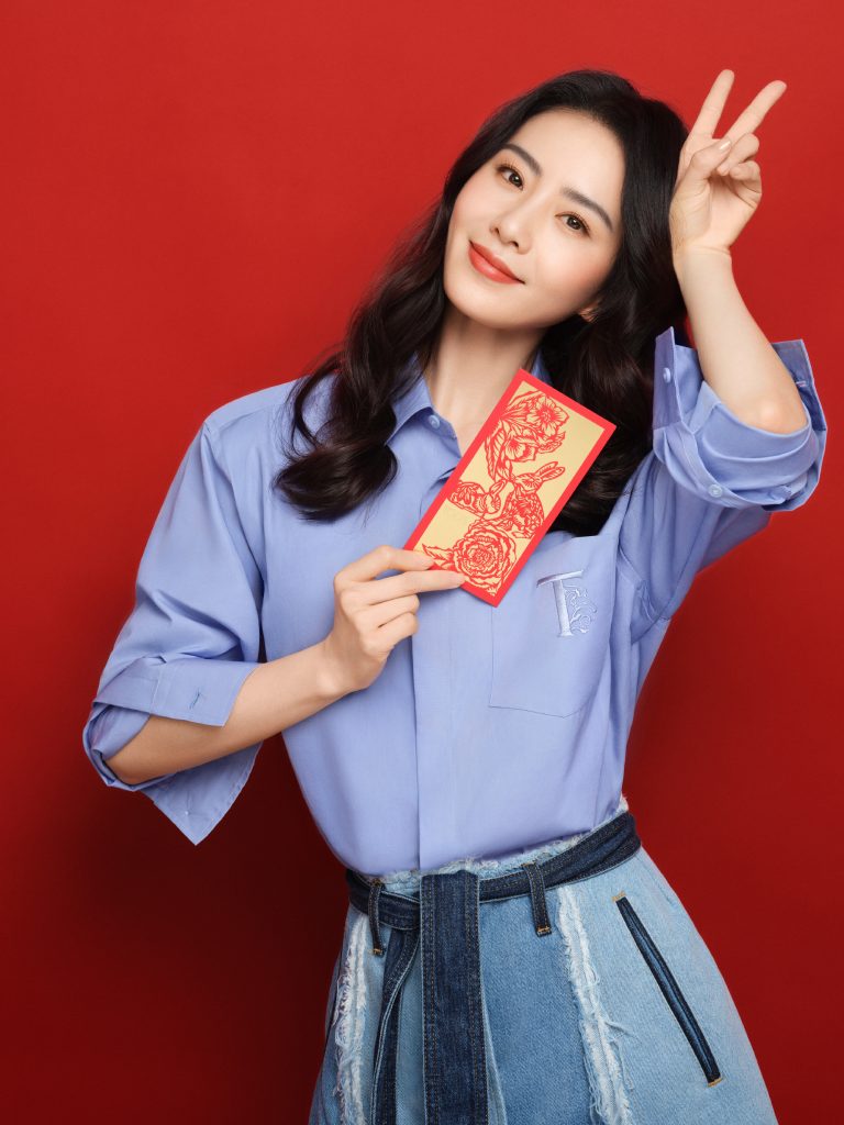 <strong>刘诗诗穿衬衫花式比耶 拿传统剪纸年味满满</strong>