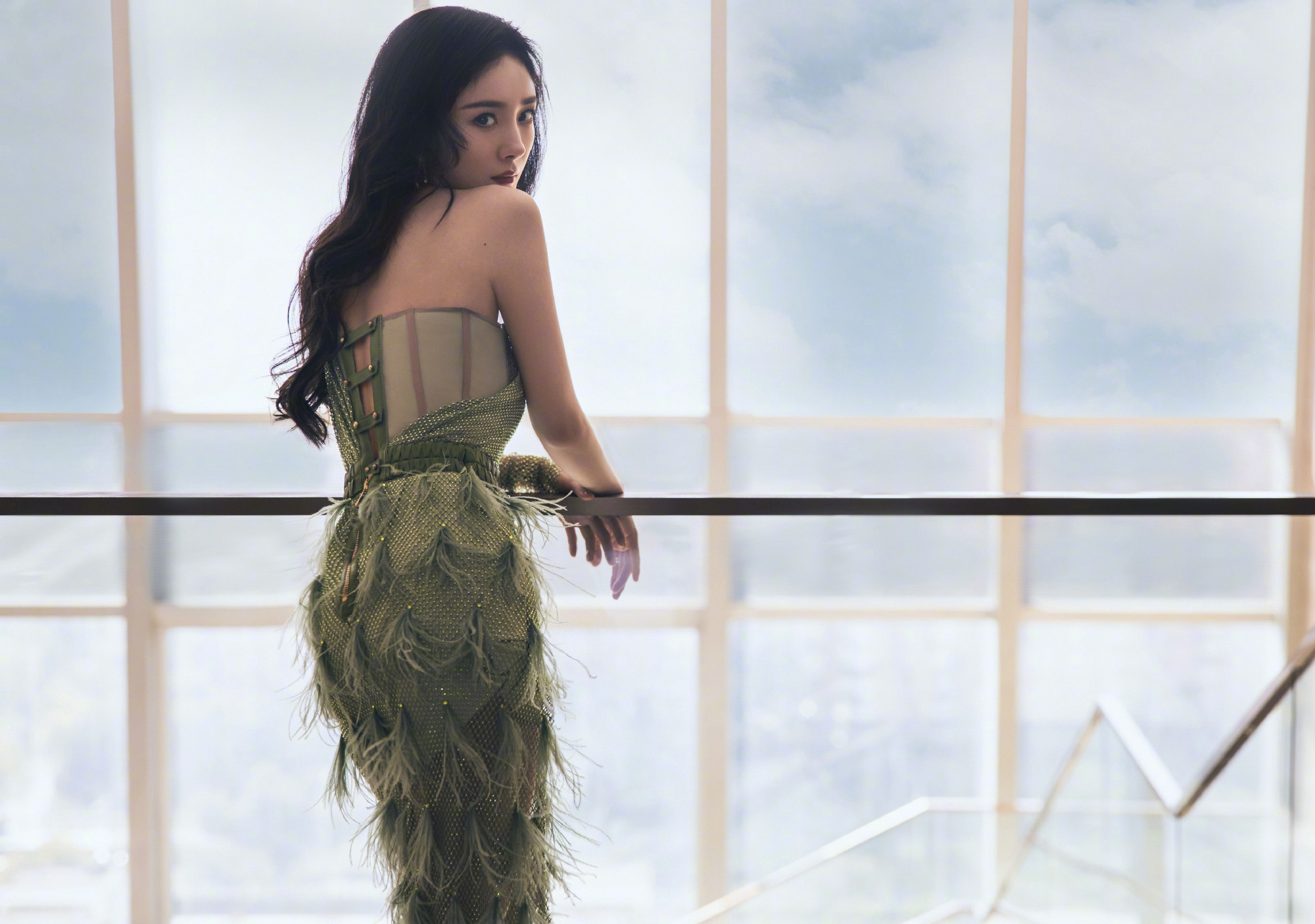 <strong>杨幂绿羽毛裙别致迷人 紧身设计显曲线身材</strong>