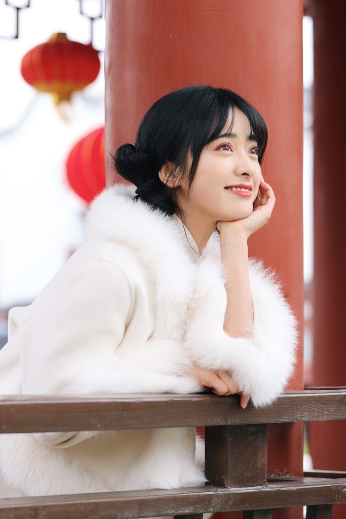 <strong>沈月穿白旗袍温婉动人 眉眼如画笑容甜</strong>