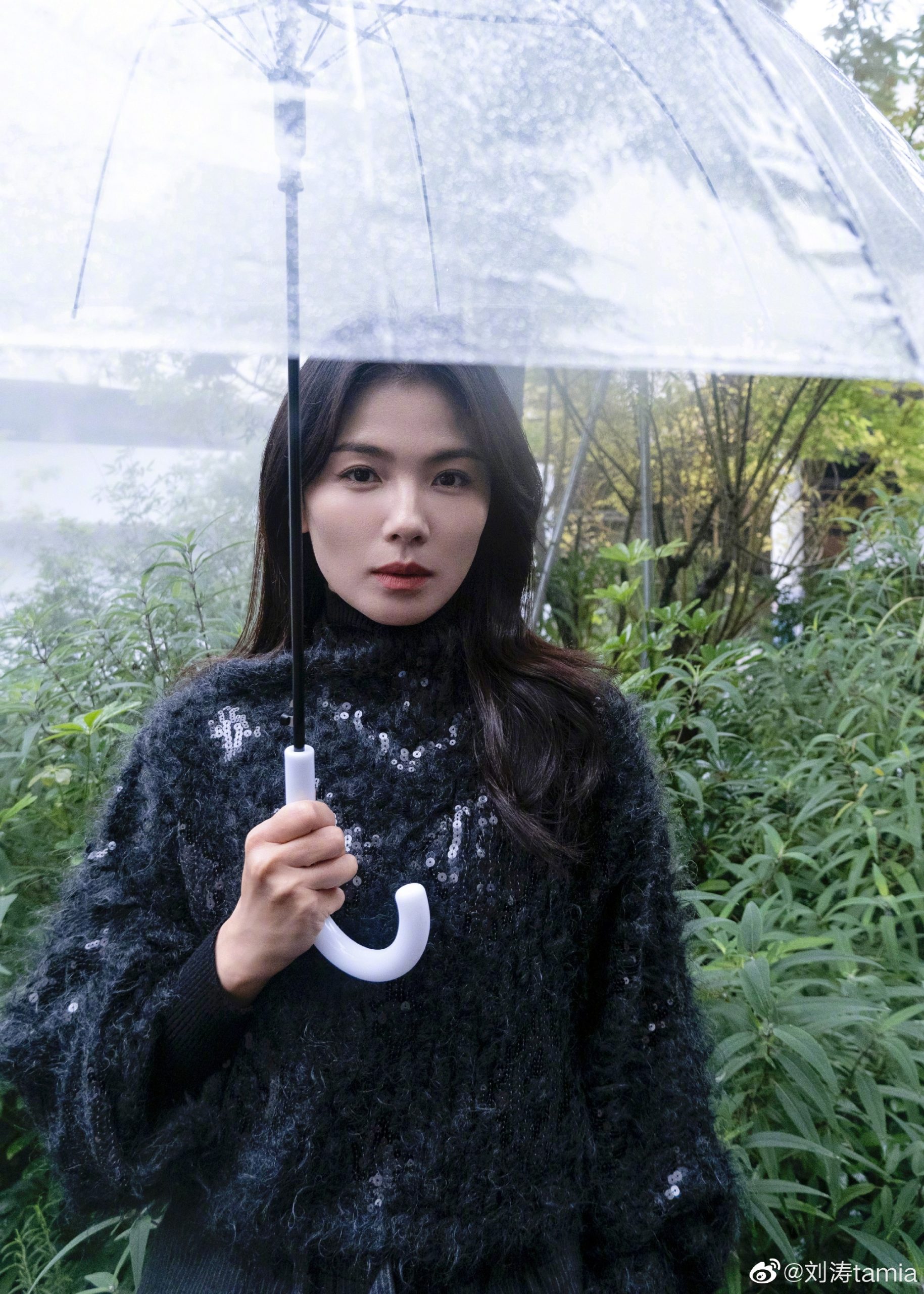 刘涛撑雨伞雨中漫步 微笑端坐尽显熟女气质 
